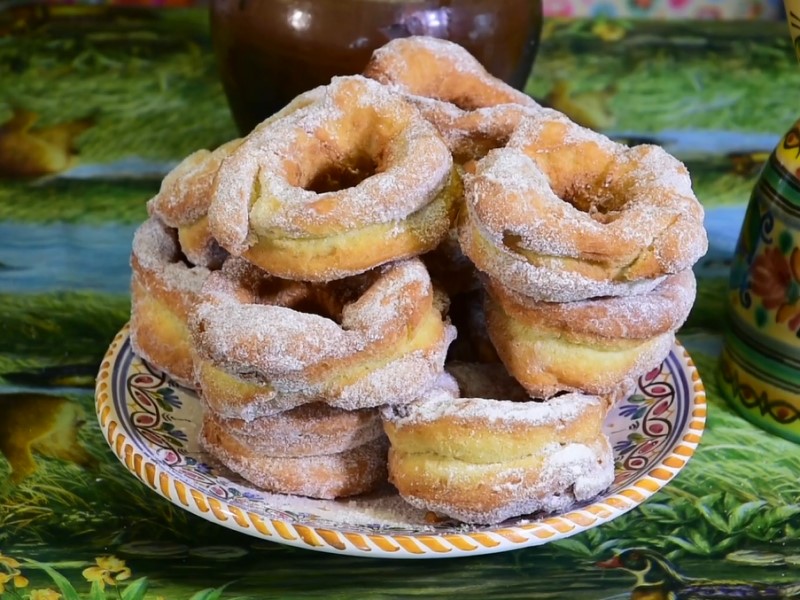 Las rosquillas de la Abuela de El Bercial es un producto muy antiguo hecho de forma totalmente artesanal, muy arraigado en esta población toledana, cuyo origen se remonta a la época romana. Tanto los ingredientes, como los diferentes pasos para su elaboración, han sido heredados de los antiguos pueblos que han ido pasando por estas tierras a lo largo de la historia. Rosquillas de la abuela - El Bercial